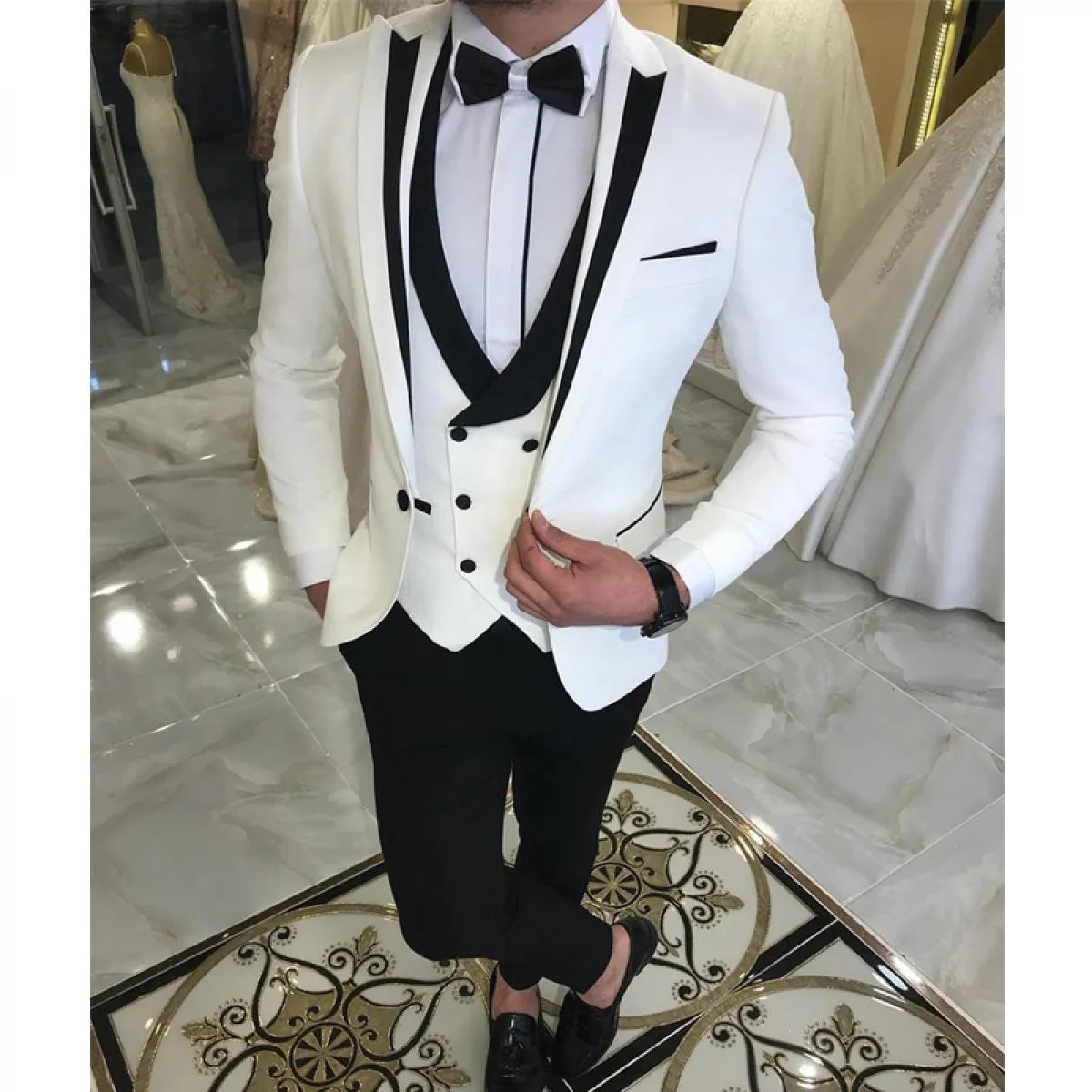 Abiti da uomo bianchi slim fit per lo sposo gilet doppiopetto in 3 pezzi giacca moda maschile con pantaloni neri smoking da spos