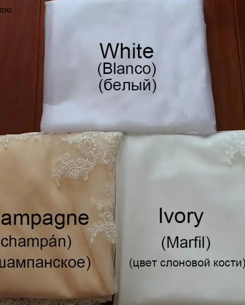 Abito da sposa a maniche lunghe bianco con spacco laterale e maniche lunghe