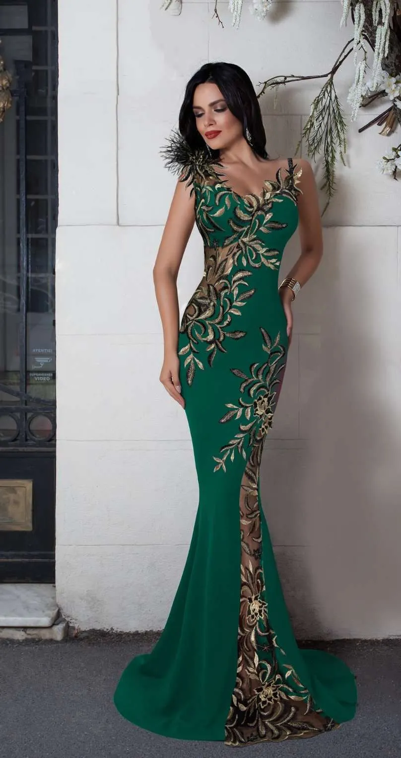 Abito lungo a sirena verde smeraldo Chanttal con inserto in tulle ricamato e piume decorative