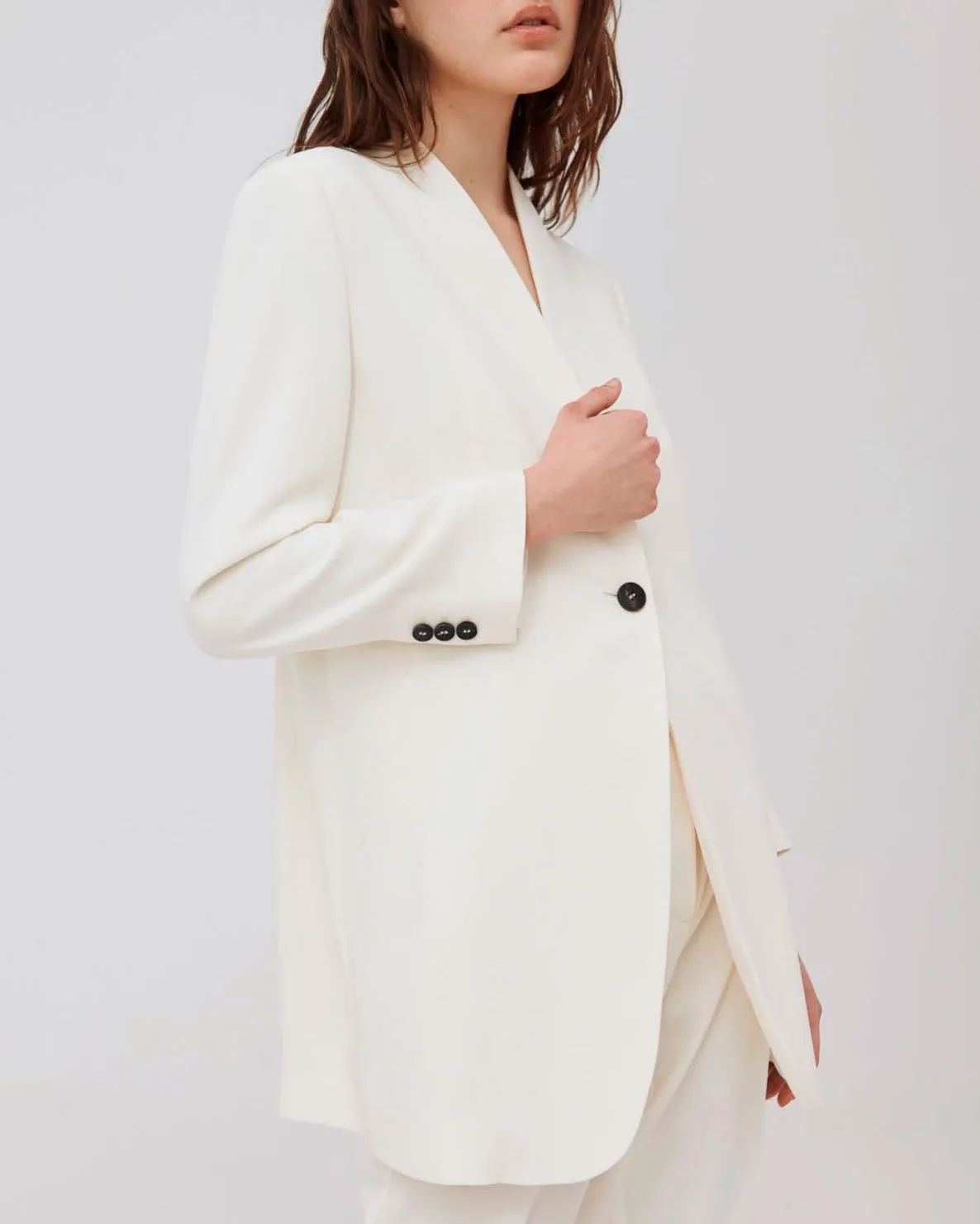 Blazer lungo bianco in crêpe envers satin recycled con scollo a V e chiusura a un bottone Marella ART. 365