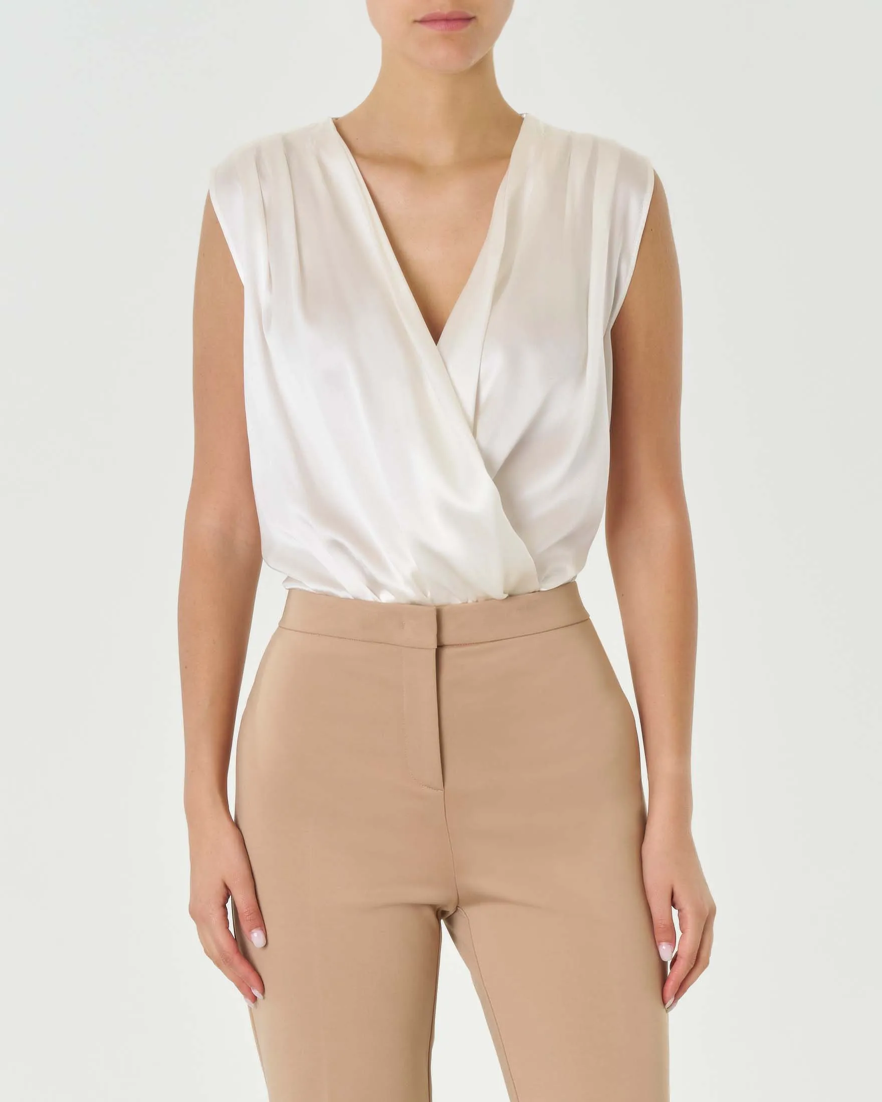 Body drappeggiato senza maniche bianco in satin di seta con scollo a V incrociato sul davanti