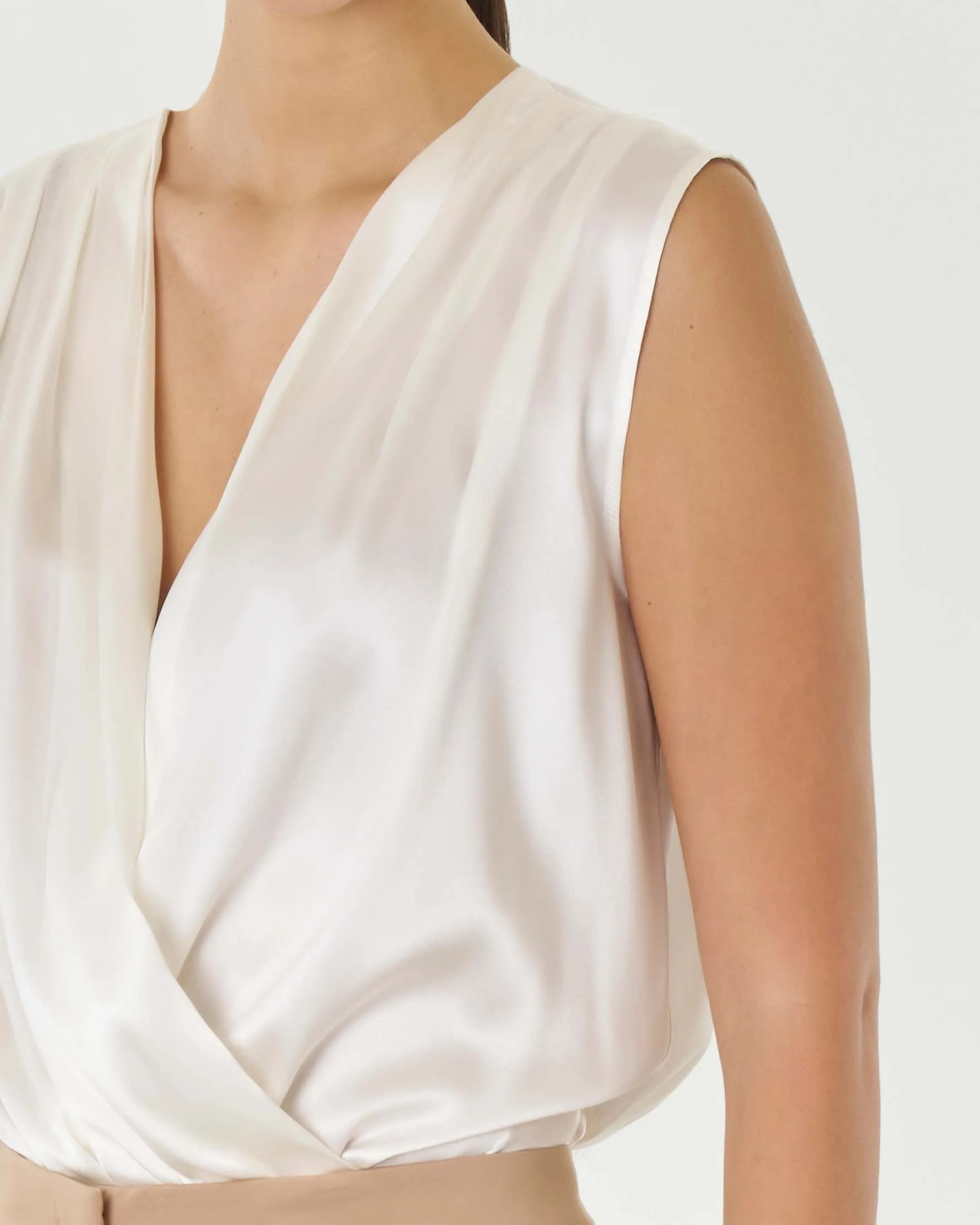 Body drappeggiato senza maniche bianco in satin di seta con scollo a V incrociato sul davanti