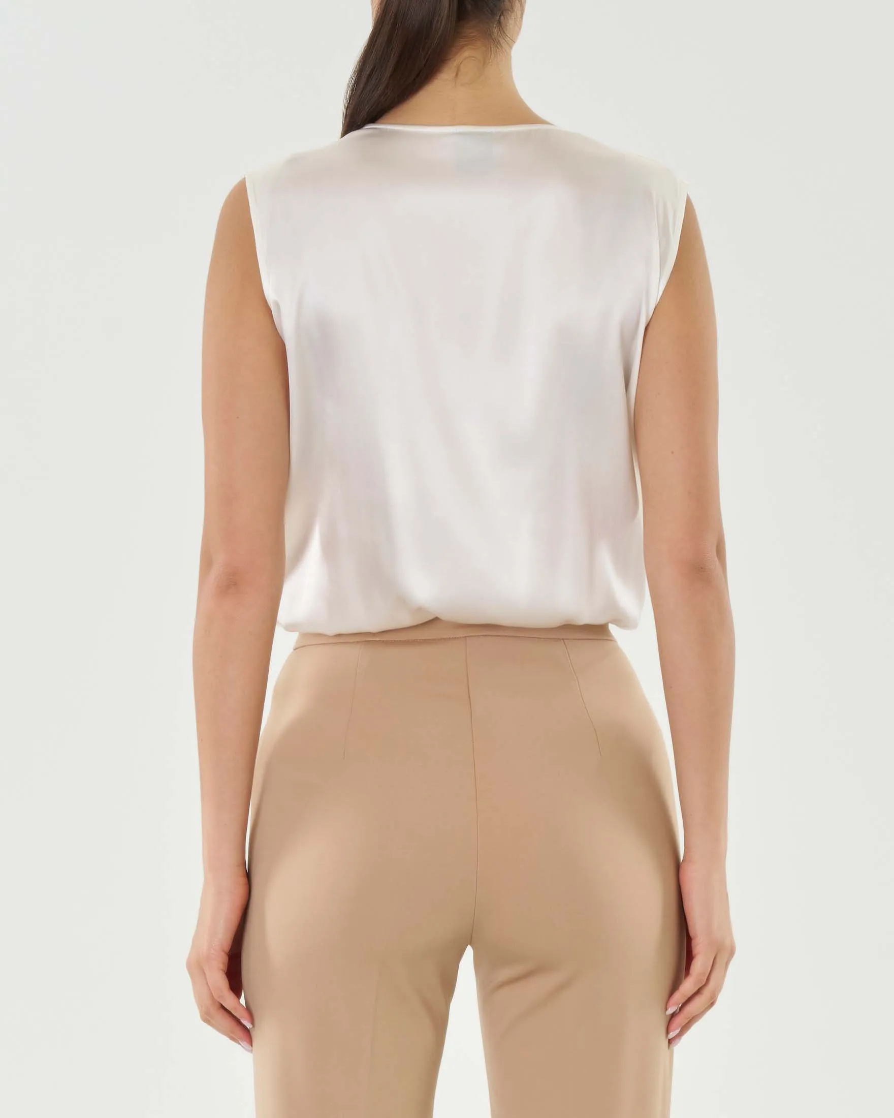 Body drappeggiato senza maniche bianco in satin di seta con scollo a V incrociato sul davanti