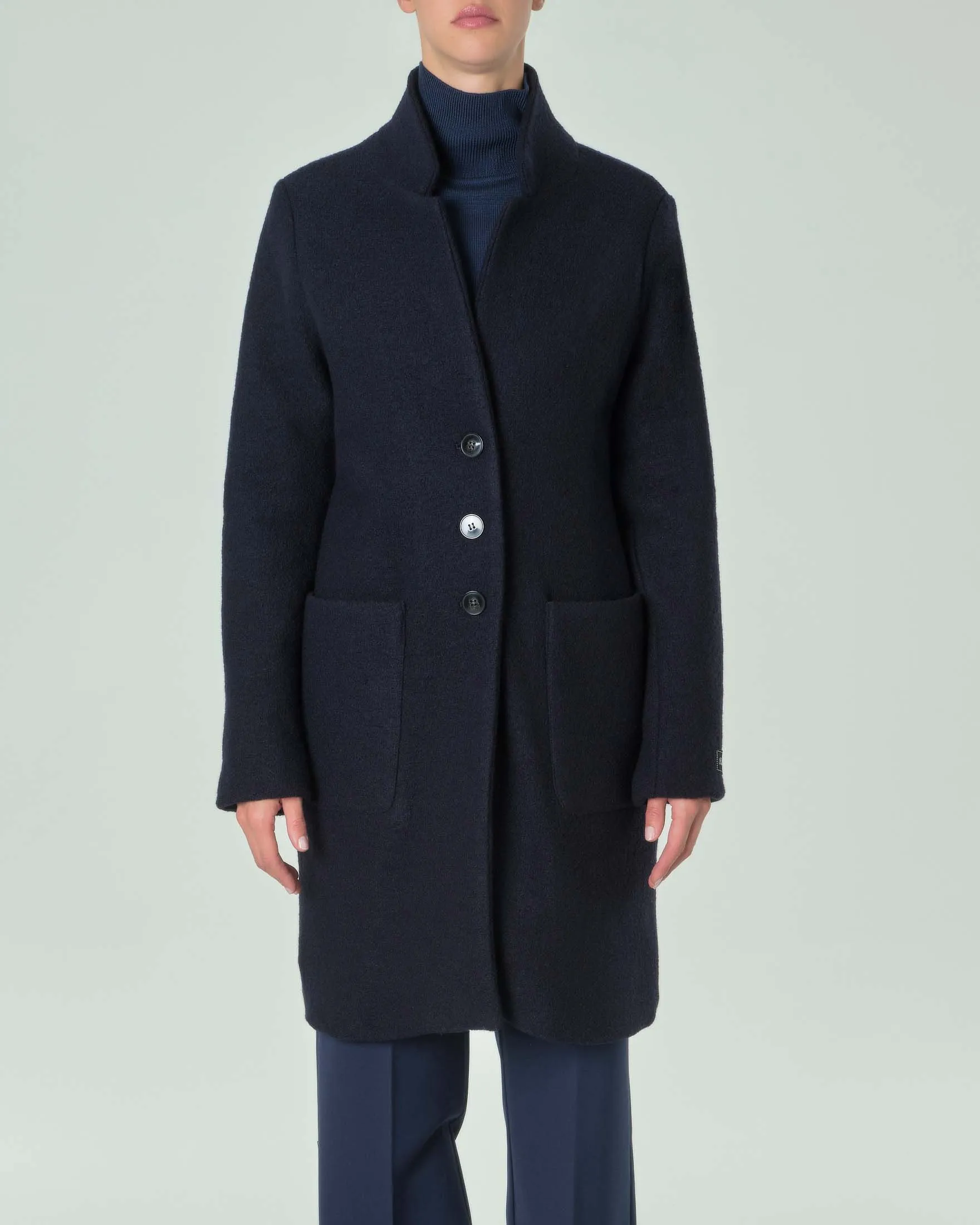 Cappotto blu in lana cotta con scollo a rever dalla linea dritta