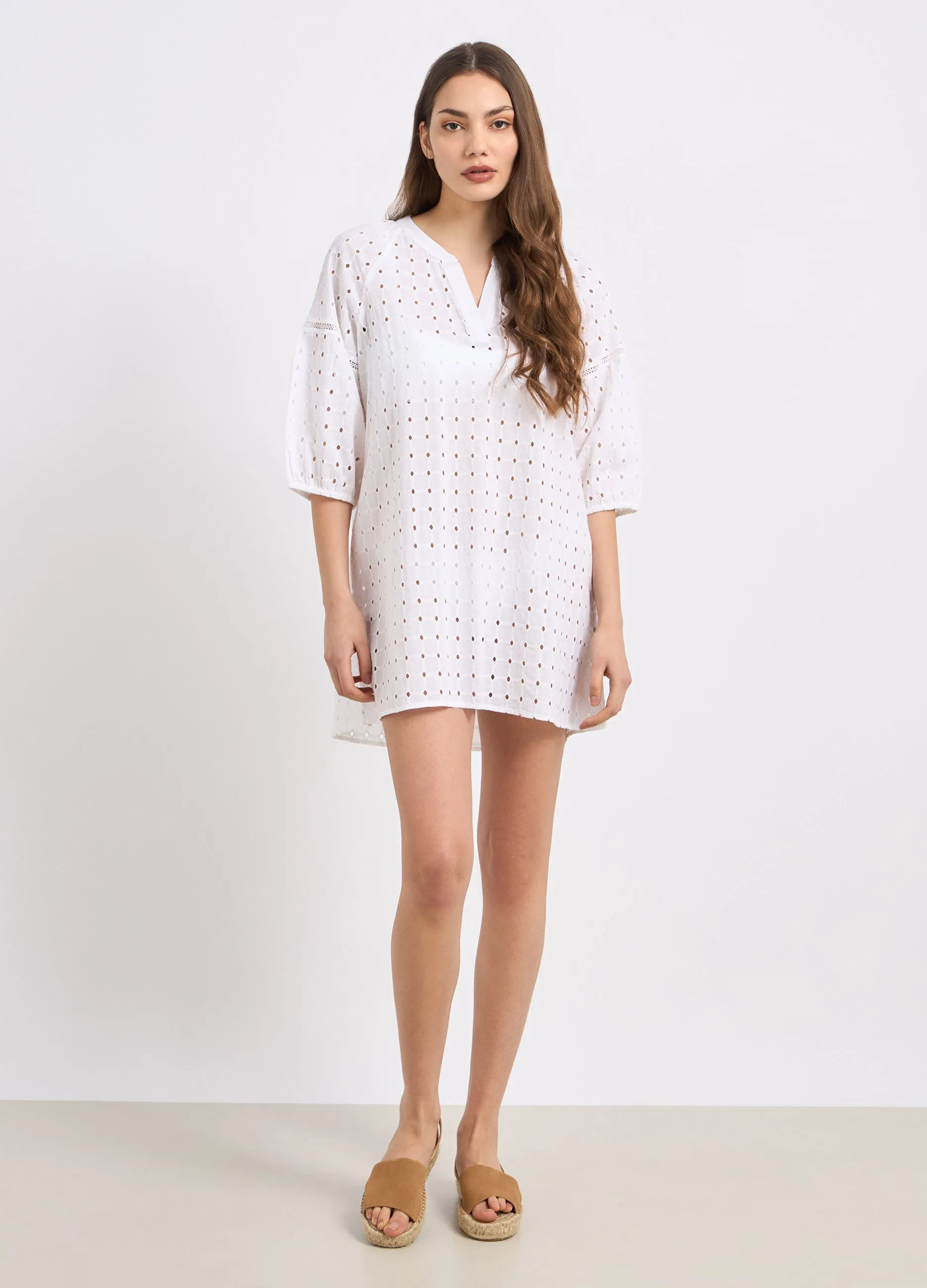 Copricostume corto in puro cotone con ricami donna