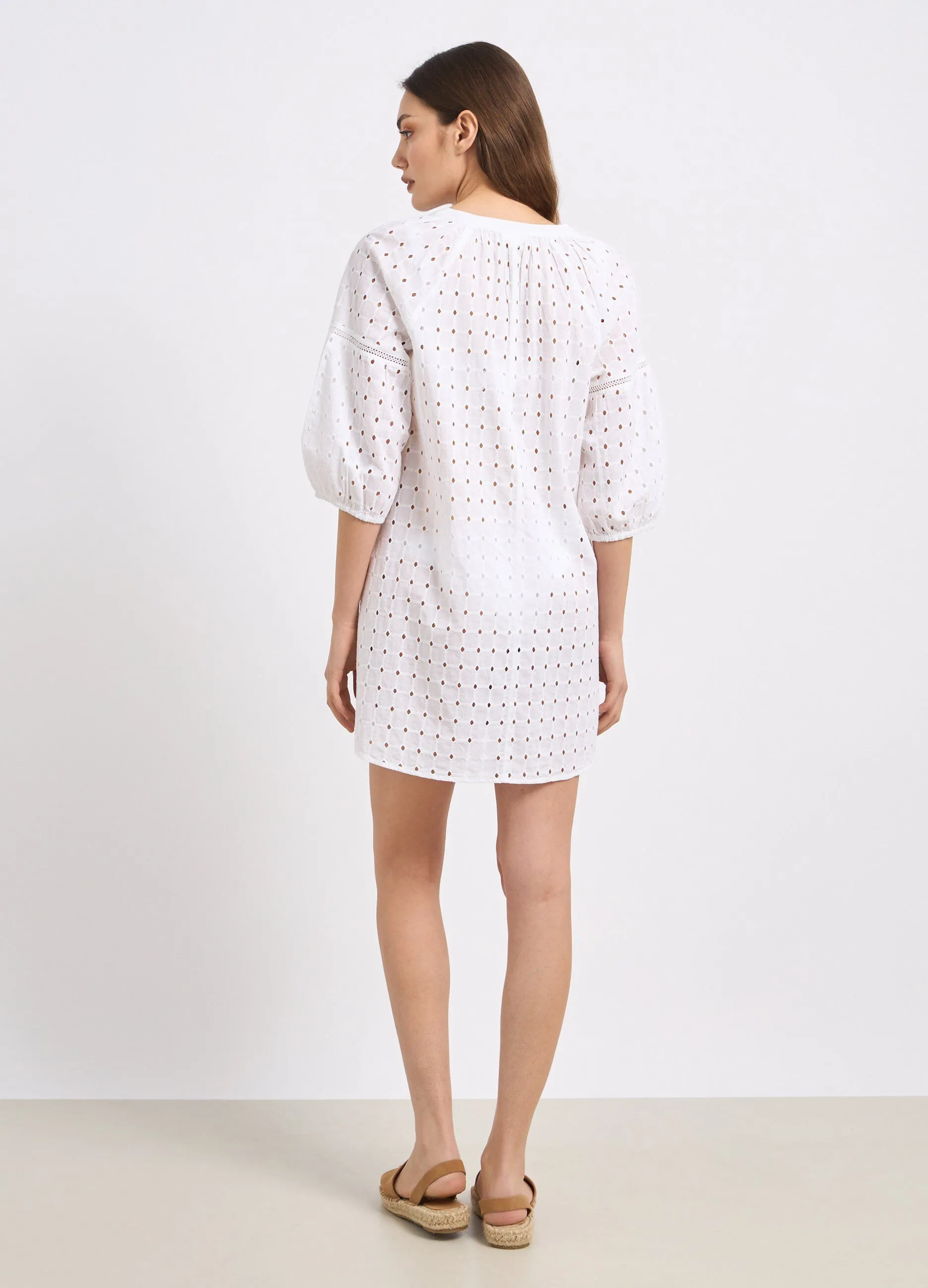 Copricostume corto in puro cotone con ricami donna