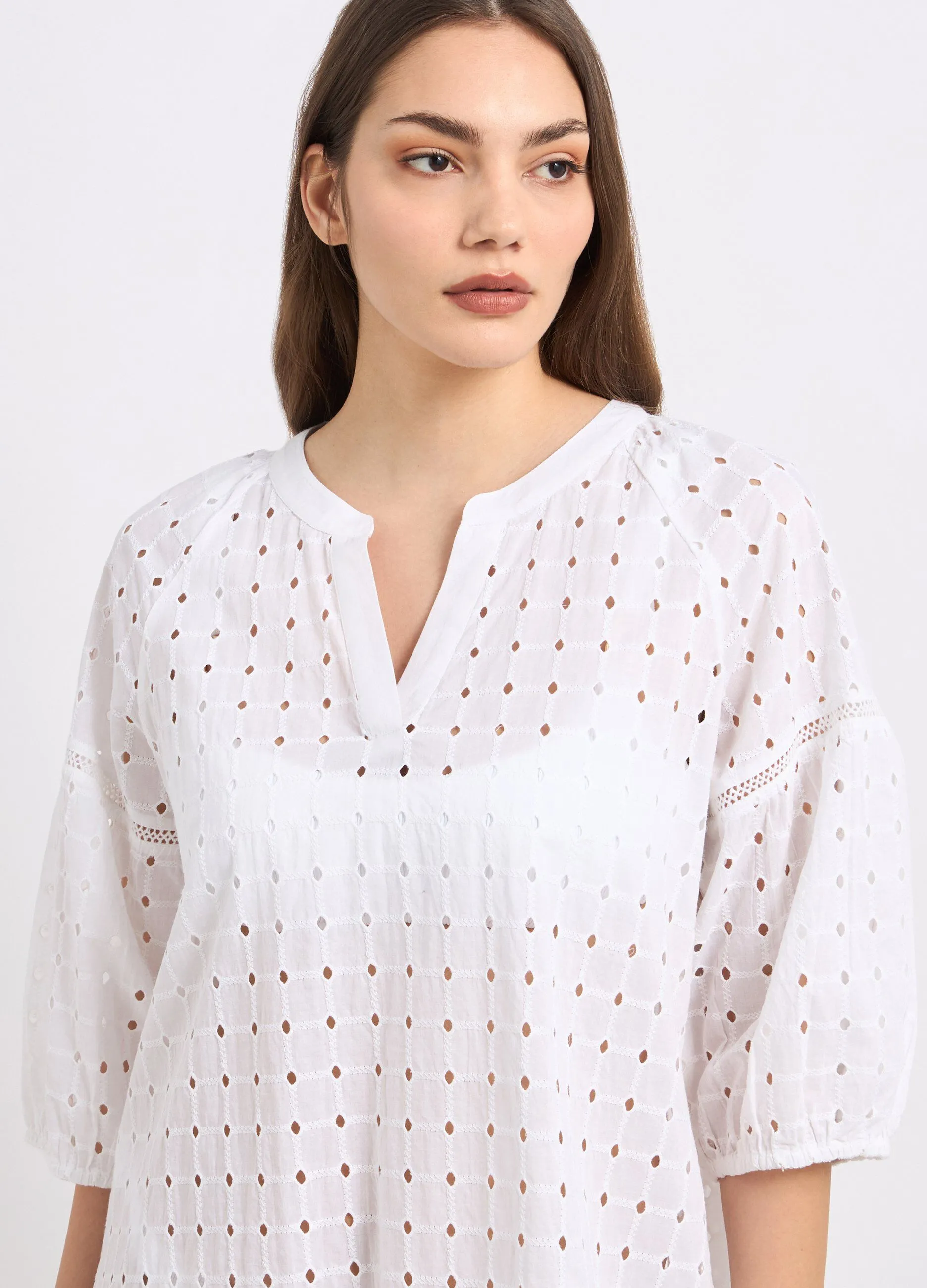 Copricostume corto in puro cotone con ricami donna