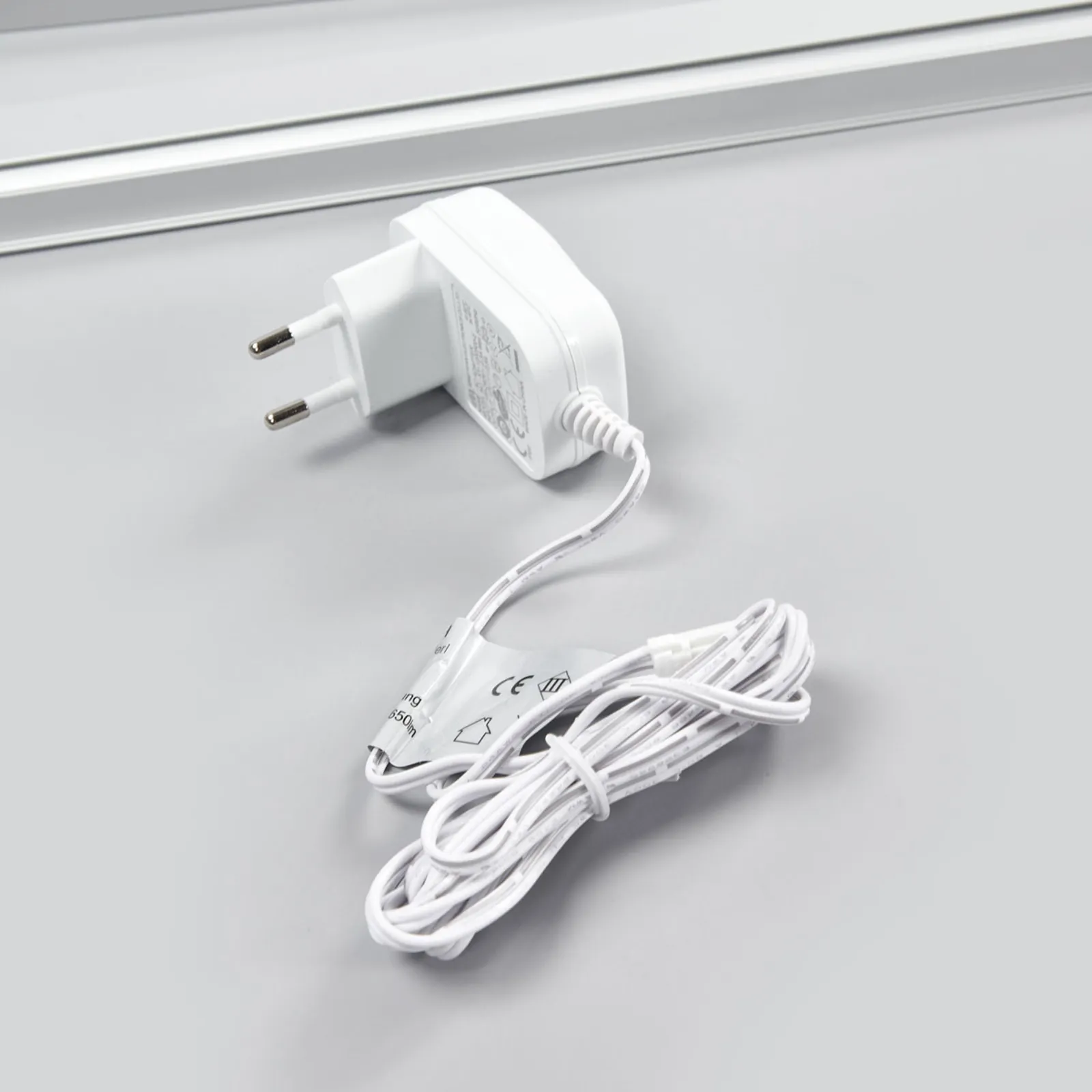 Lampada LED da mobili Helena 59,5x4cm 3.000K