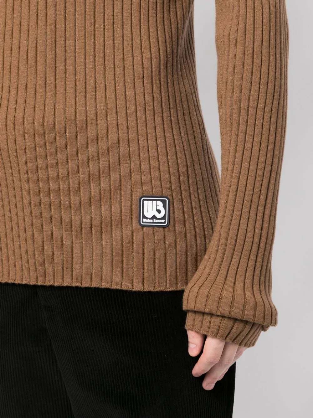 maglione a coste marrone e giallo