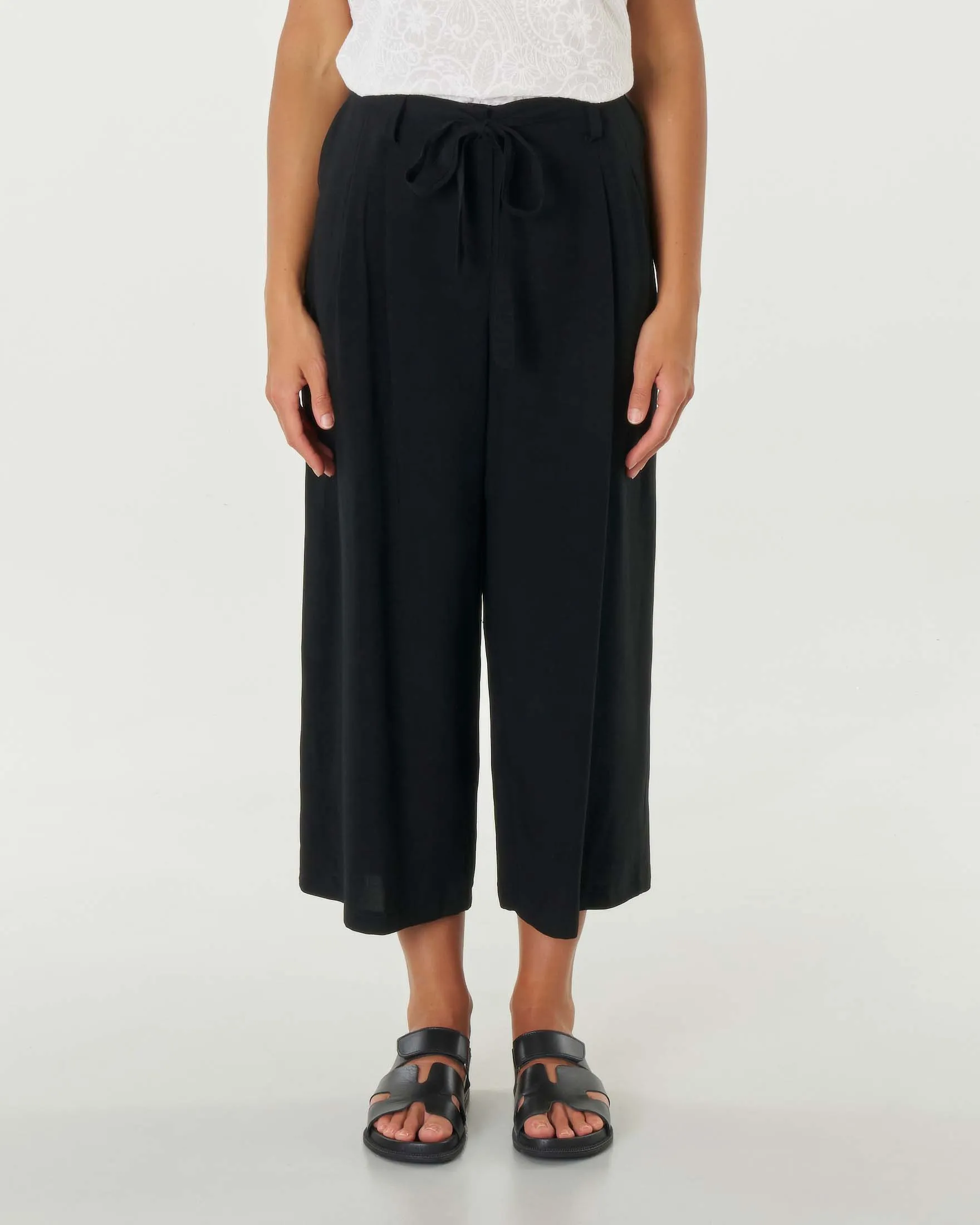 Pantaloni cropped nero ampi in viscosa e lino con pieghe frontali e cintura annodabile