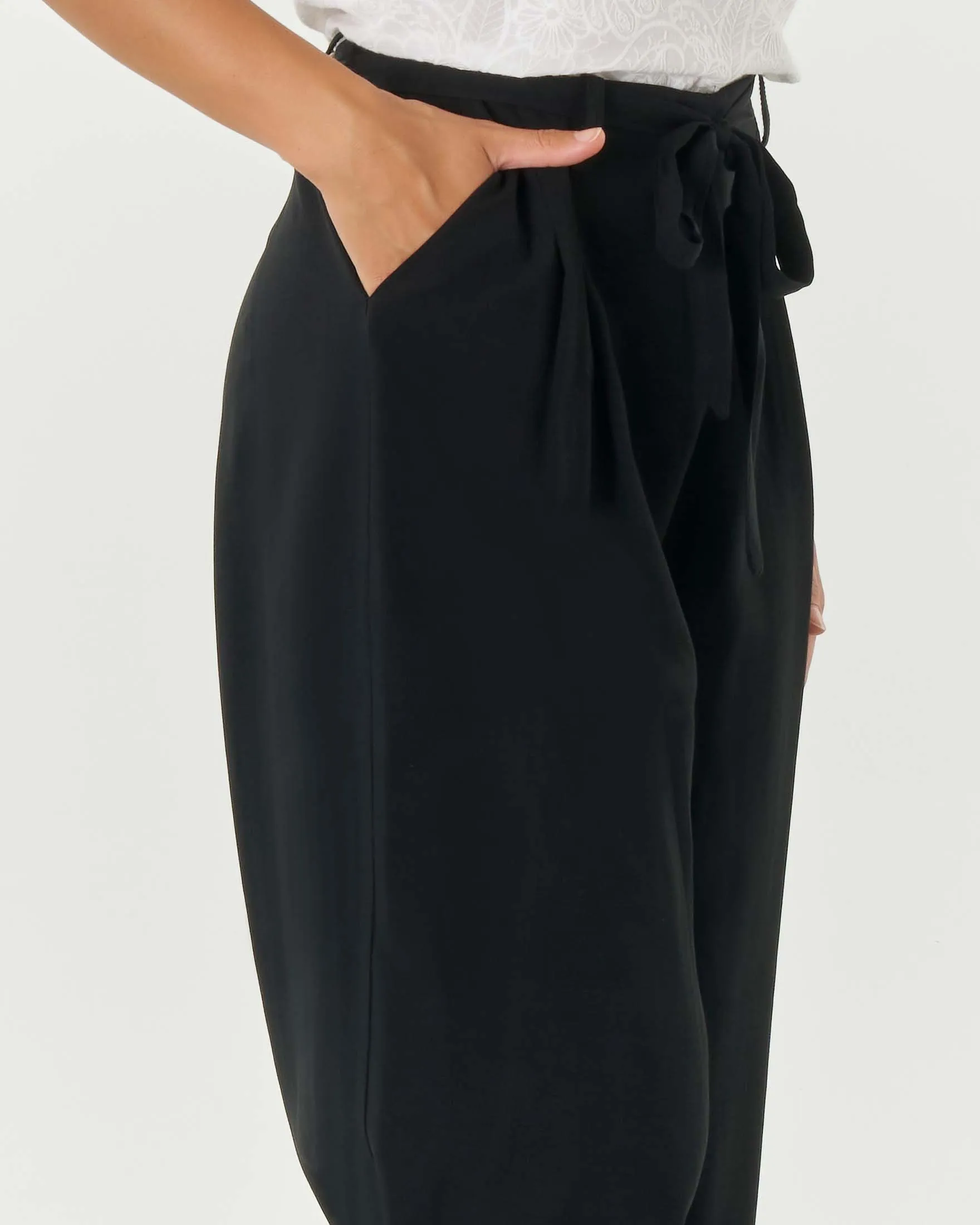 Pantaloni cropped nero ampi in viscosa e lino con pieghe frontali e cintura annodabile