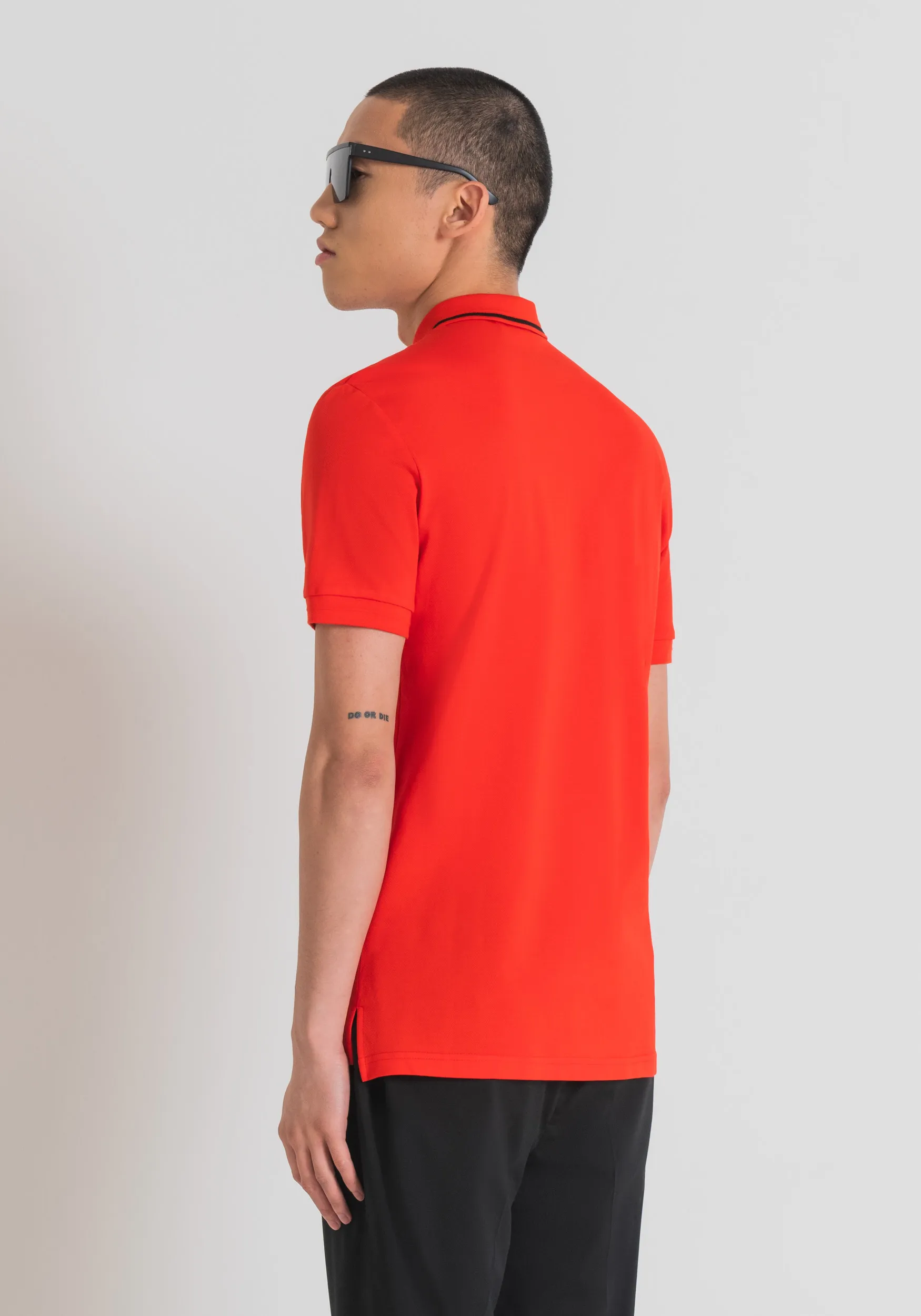 POLO SLIM FIT IN PIQUÉ DI COTONE MERCERIZZATO CON STAMPA TIGRE GOMMATA