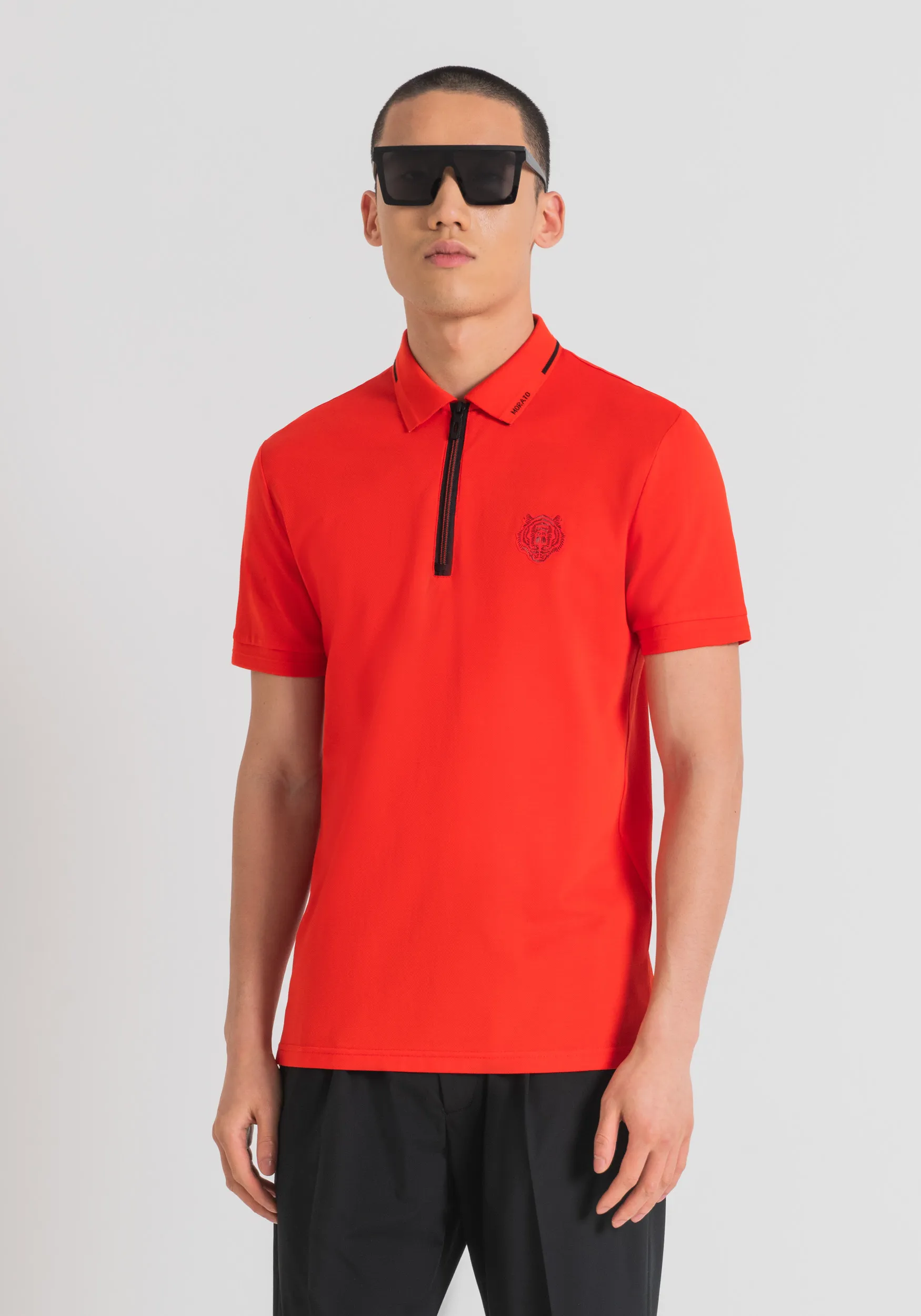 POLO SLIM FIT IN PIQUÉ DI COTONE MERCERIZZATO CON STAMPA TIGRE GOMMATA