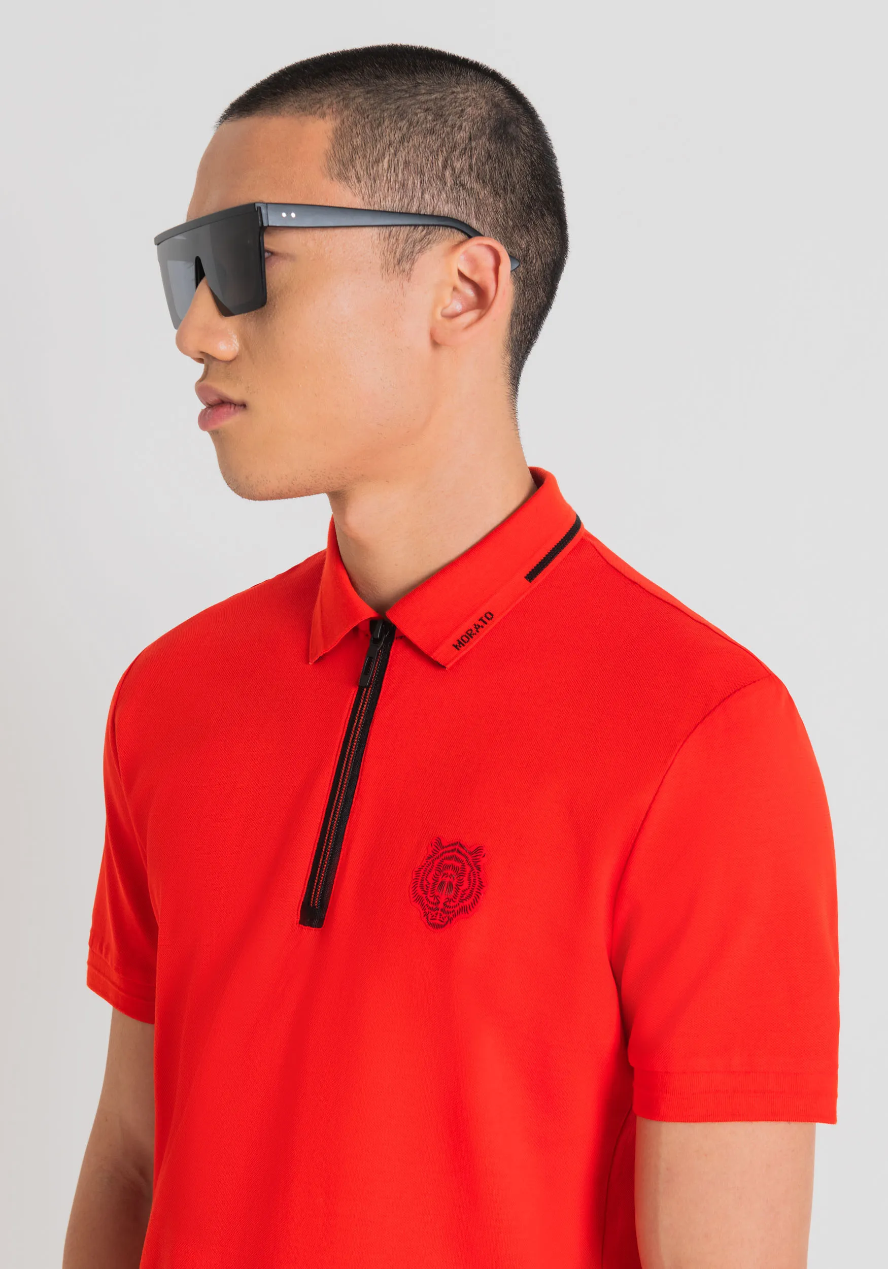 POLO SLIM FIT IN PIQUÉ DI COTONE MERCERIZZATO CON STAMPA TIGRE GOMMATA