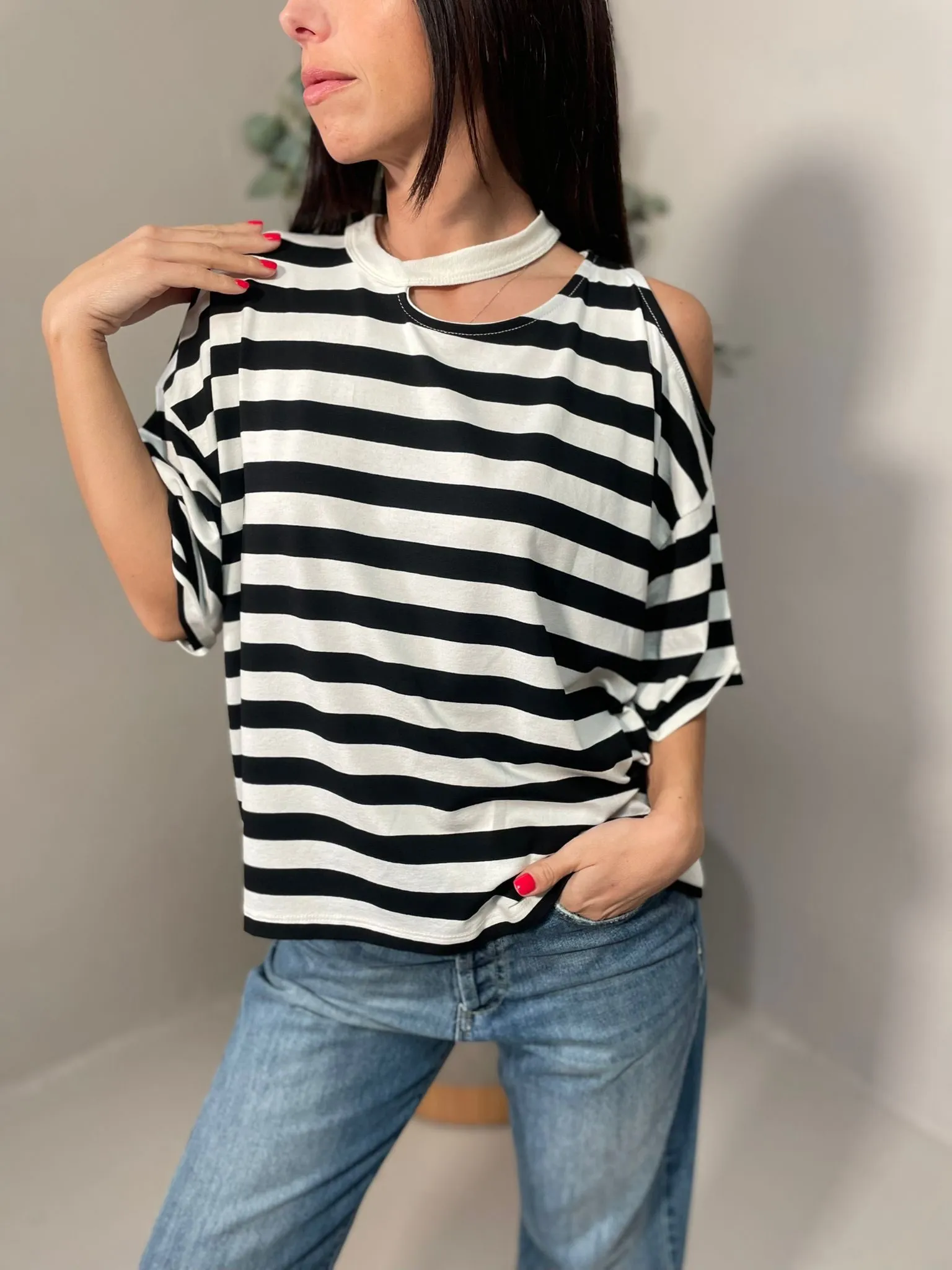 T-Shirt Cut Out Riga Alta Nera