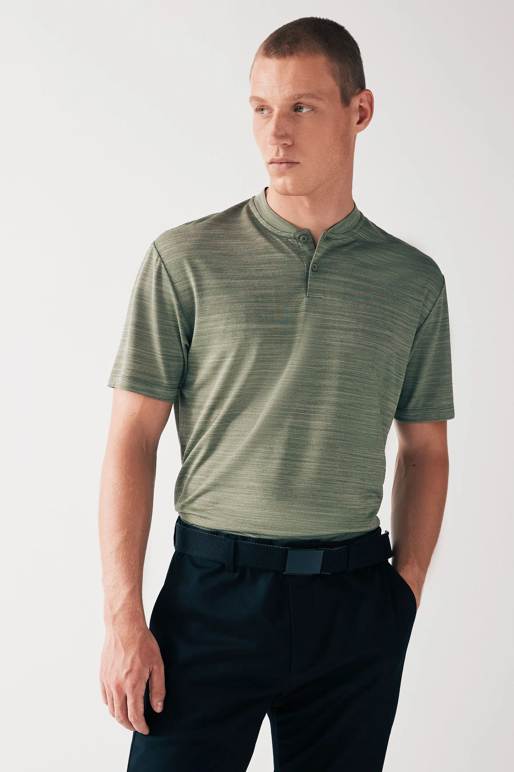 T-shirt da allenamento con colletto stile baseball