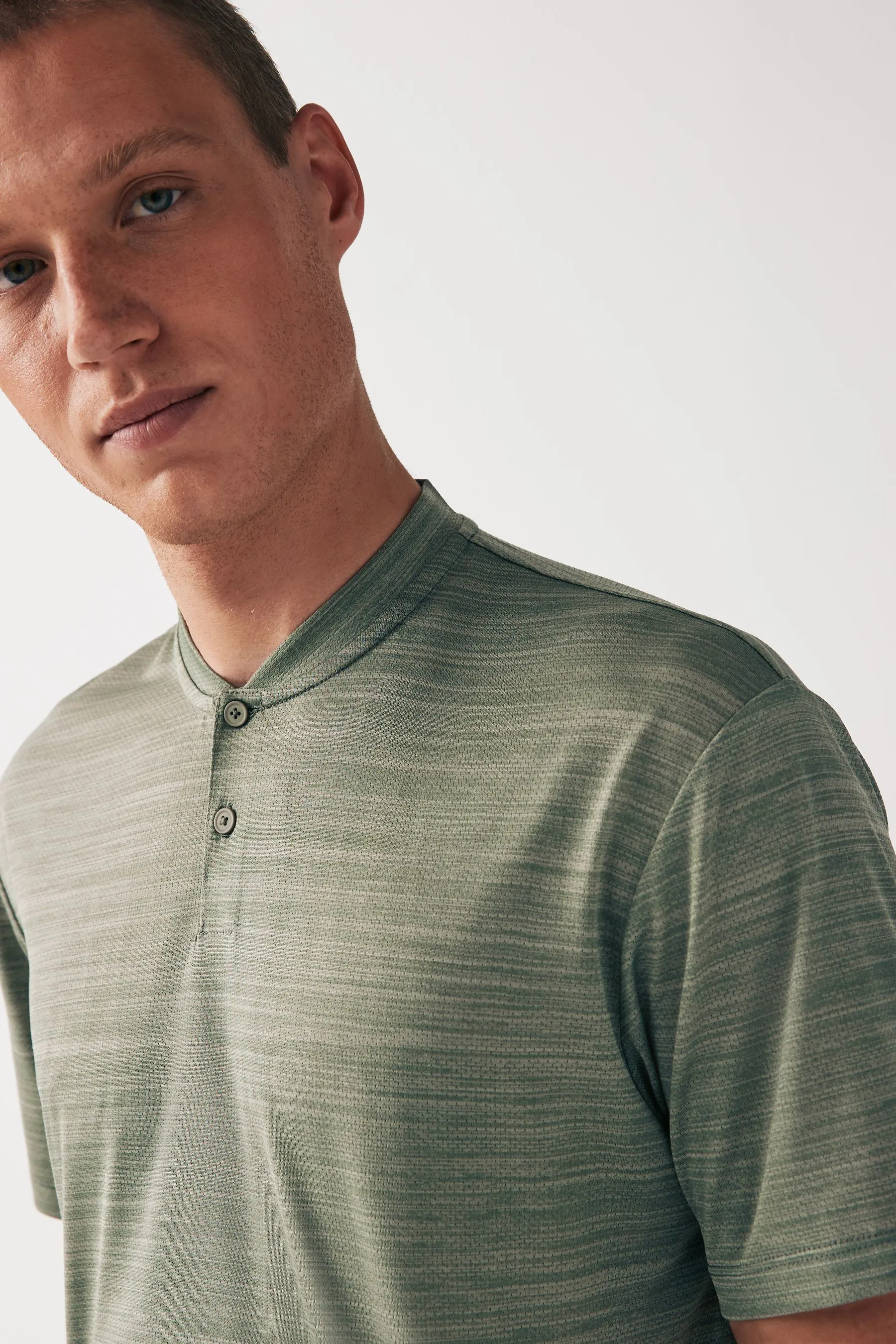 T-shirt da allenamento con colletto stile baseball
