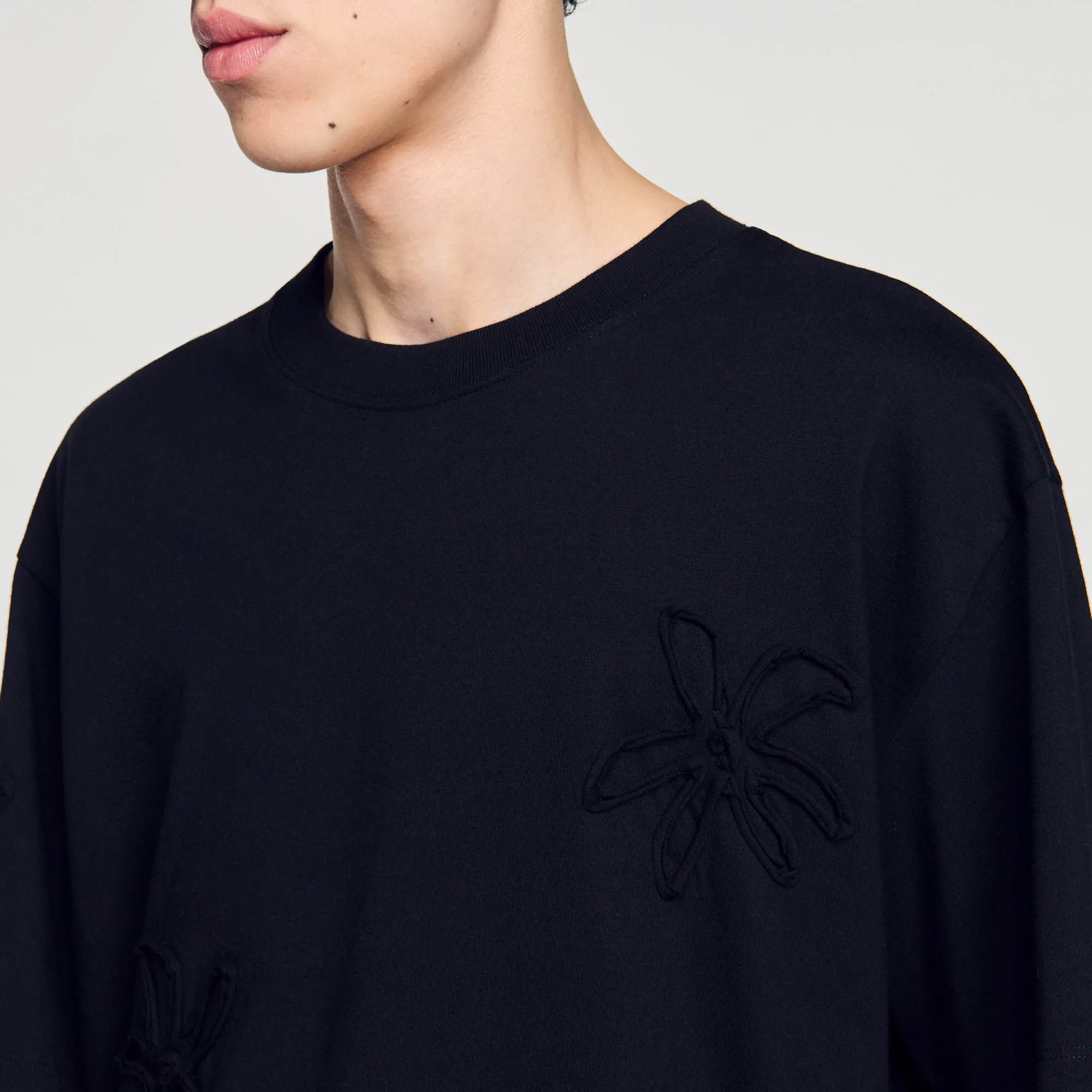 T-shirt decorata con fiori