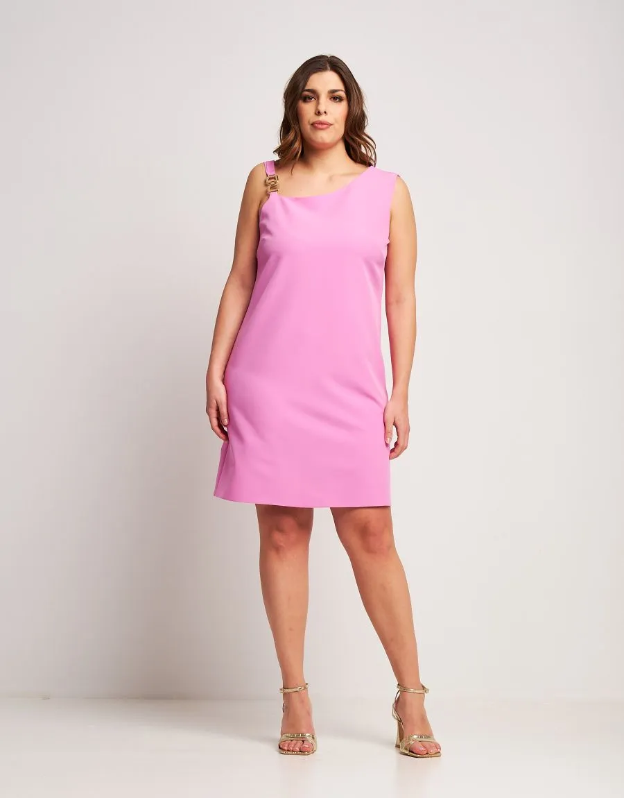 Vestito con scollo asimmetrico e fibbia